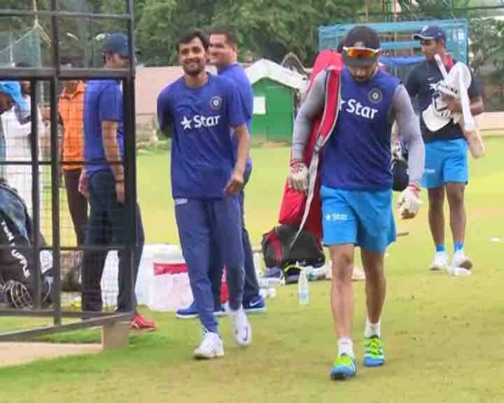  শোনা যাচ্ছে, কোচ কুম্বলে নাকি ট্রেনিং সেশনে ফুটবল খেলার ওপরই নিষেধাজ্ঞা জারি করেছেন। তাই কেন তা সত্ত্বেও বিরাট ফুটবল শ্যু পরে এলেন, তা বোধগম্য হচ্ছে না। 