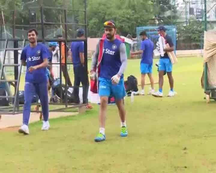  গত ৪ দিনের সেশনে একবারও ফুটবল খেলতে দেখা যায়নি ভারতীয় ক্রিকেটারদের। নেট সেশনে হয় ব্যাটিং, বোলিং হয়েছে, নয়ত ফিল্ডিং অনুশীলন হয়েছে। 