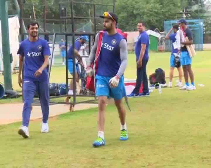  কিন্তু বিরাট, মনে হয় ফুটবল মিস করছেন। তাই হয়ত ফুটবলের বুট পরেছিলেন। 