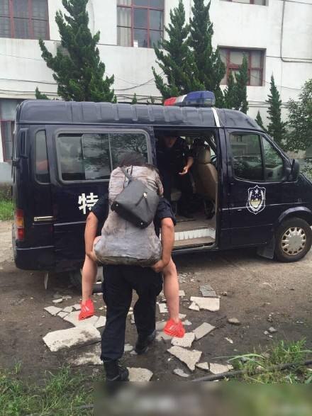 এত ঝুঁকি নিয়েও অবশ্য প্রেমিকের সঙ্গে দেখা হয়নি ওই তরুণীর। হাসপাতালে প্রাথমিক চিকিৎসার পর তাঁকে বাড়িতে পাঠিয়ে দেওয়া হয়েছে। ছবি সৌজন্যে সিসিটিভি/ফেসবুক