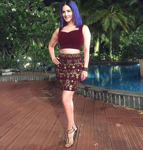 ইনস্টাগ্রামে পোস্ট করা এই ছবিতে দেখা যাচ্ছে, চুলে নীল রং করেছেন তিনি। 