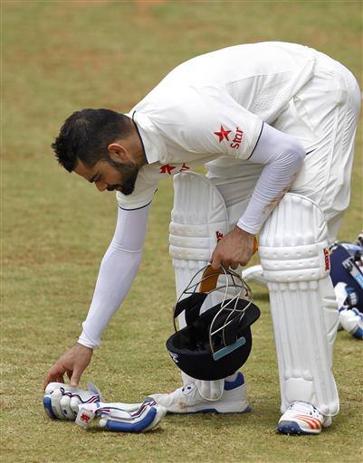 পরিবেশ ছিল পুরোপুরি টেস্ট ম্যাচের মত। খেলোয়াড়রা সবাই আসেন সাদা জার্সি পরে। স্কোরবোর্ড লাগানো হয়, সাজানো হয় ফিল্ডিং, মাঠে নামেন ব্যাটসম্যানরা।