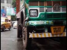 বাবার হাত ধরে রাস্তা পেরোতে গিয়ে লরির চাকায় পিষ্ট খুদে পড়ুয়া