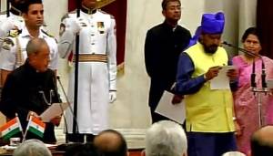 শপথ নিচ্ছেন রামদাস আঠাওয়ালে 