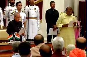 শপথ নিচ্ছেন যশবন্ত সিন বাভর