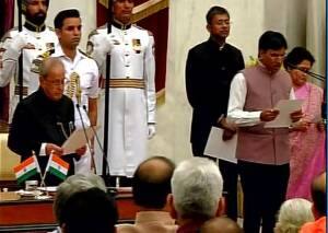 শপথ নিচ্ছেন মনসুখ মান্দাভিয়া