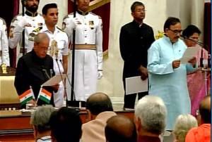 শপথ নিচ্ছেন মহেন্দ্রনাথ পাণ্ডে