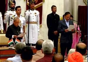 শপথ নিচ্ছেন সুভাষ রাম রাও ভামরে