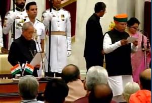 শপথ নিচ্ছেন অর্জুন মেঘওয়াল 