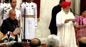 শপথ নিচ্ছেন এস এস অহলুওয়ালিয়া