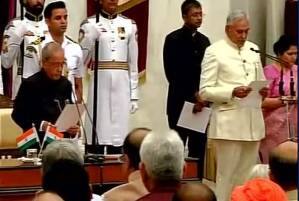 শপথ নিচ্ছেন সি আর চৌধুরী