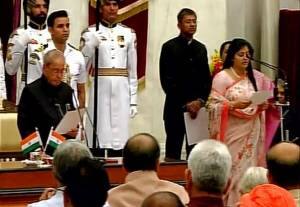 শপথ নিচ্ছেন অনুপ্রিয়া প্যাটেল