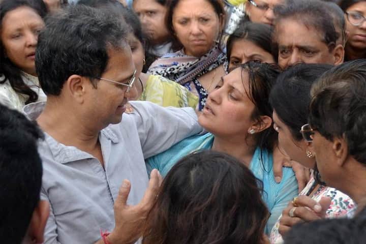 কান্নায় ভেঙে পড়েছেন স্বজনেরা। (ছবি-পিটিআই)