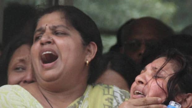 আরুষির শেষকৃত্যের কাজ করেন তাঁর দাদা। আইএফএফসিও চকের সুখরালি গ্রামে শেষকৃত্য সম্পন্ন হয়। (ছবি-পিটিআই)