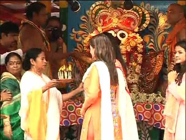 ইসকনের রথে টলিউড তারকারা