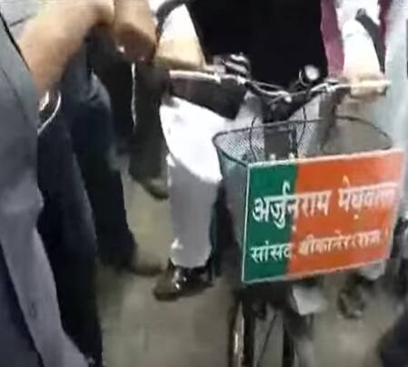 এই দলিত সাংসদ সাইকেল চালিয়ে সংসদ ভবনে আসেন। মঙ্গলবার মন্ত্রী হিসেবে শপথ নেওয়ার জন্য রাষ্ট্রপতি ভবনে যাওয়ার সময়েও তাঁর সঙ্গী ছিল সাইকেল। 