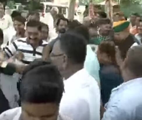 রাজস্থানের বিকানিরের কিসমিদেসার গ্রামে জন্ম মেঘবলের। মাত্র ১৩ বছর বয়সেই বিয়ে হয়ে যায় তাঁর। তবে এরপরেও বাবাকে বয়নের কাজে সাহায্য করার পাশাপাশি পড়াশোনা চালিয়ে যেতে থাকেন তিনি। বিকানিরের শ্রী দুঙ্গার কলেজ থেকে বিএ পাশ করার পরে সেখান থেকেই এলএলবি ও স্নাতকোত্তর ডিগ্রি লাভ করেন তিনি। 