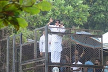 দেখুন: ফ্যানদের ইদের শুভেচ্ছা জানাচ্ছেন শাহরুখ, সঙ্গে আবরাম