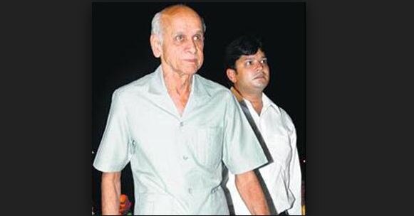কিংবদন্তি বাঁ হাতি স্পিনার বাপু নাদকার্নি ৫০ বছর আগে ইংল্যান্ডের বিরুদ্ধে চেন্নাই টেস্টে টানা ২৭ ওভার মেডেন বল করেছিলেন। তিনি ৩২ ওভারে মাত্র ৫ রান দেন। সেই রেকর্ড আজও অক্ষত।