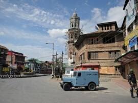 Live 8 Dead In Clashes In Kashmir Following Clashes Between Security Forces And People Protesting Death Of Burhan Wani বুরহানের মৃত্যুর জেরে উত্তাল কাশ্মীর, নিরাপত্তাবাহিনীর সঙ্গে সংঘর্ষে হত ৯, বিজেপি অফিসে আগুন