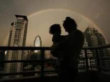 ভাল কাজ না করলে কান মুলে দেব! মহারাষ্ট্রের মন্ত্রীকে শাসন ৯১ বছরের মায়ের!