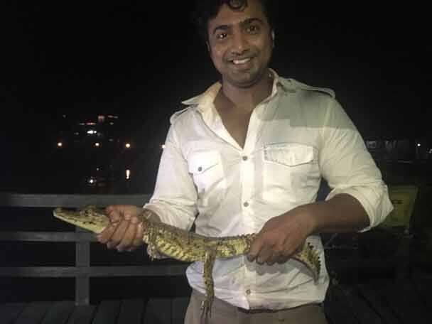 রাতের আমাজন সাফারি। দেখা মিলল এই ছোট্ট কুমীরের সঙ্গে। 