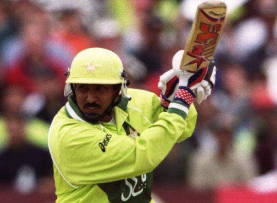 পাকিস্তানের প্রাক্তন ক্রিকেটার সেলিম মালিক সবচেয়ে বেশিদিন খেলার পর ৫০ উইকেট নেন। তাঁর লাগে ২০৩টি ম্যাচ এবং ১২ বছর। 