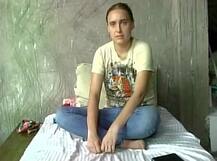 দেখুন, আগ্রায় শ্বশুরবাড়ির সামনে অনশনে রাশিয়ান বৌমা