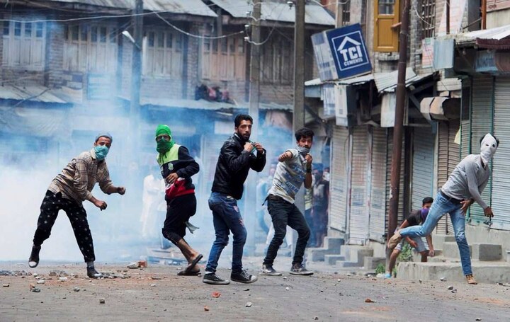 College Students Clash With Security Forces In Kashmir কাশ্মীরে নিরাপত্তাবাহিনী-পড়ুয়াদের সংঘর্ষ, ইসলামিক স্টেটের পতাকা উড়েছে, দাবি