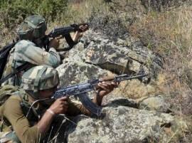 Militants Attack Security Personnel Injure Five শ্রীনগরে নিরাপত্তারক্ষী বাহিনীকে লক্ষ্য করে গুলি, হত জওয়ান, মৃত ২ জঙ্গিও