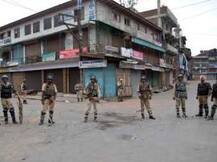 কার্ফু উপেক্ষা করে কয়েক মাইল হেঁটে ক্ষুধার্ত পণ্ডিত বন্ধুর বাড়িতে খাবার পৌঁছে দিলেন কাশ্মীরী দম্পতি