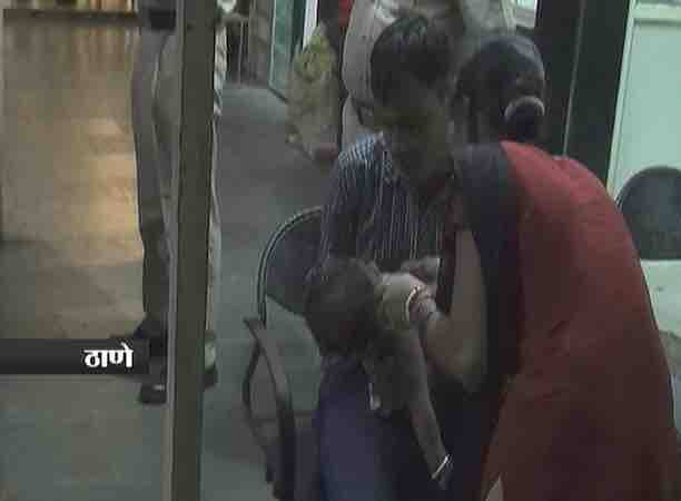 বাড়ি ফিরে এসে ঘটনার কথা জানতেই মহিলার স্বামী পুলিশে অভিযোগ দায়ের করেন।