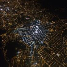 ৩৭ হাজার ফুট উচ্চতা থেকে বজ্র বিদ্যুৎ সহ মেঘ ও ঝড়ের ছবি পাঠালেন বিমান চালক