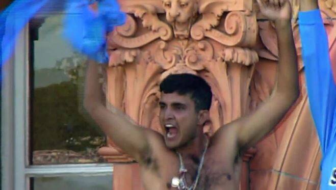  উল্লসিত সৌরভ গায়ের জার্সি খুলে ফেলেন। 