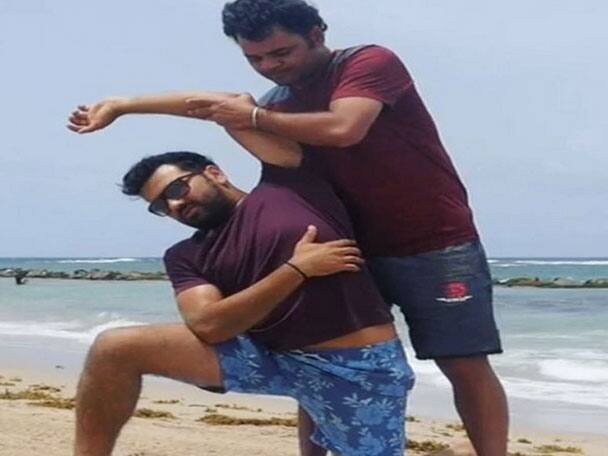 চলল বিচে যোগব্যায়ামও। ছবি সৌজন্যে বিরাট কোহলি এবং রোহিত শর্মার ইন্সটাগ্রাম অ্যাকাউন্ট