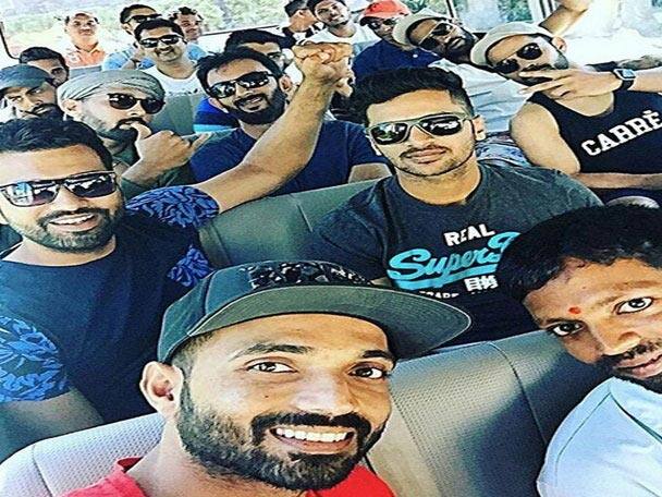 সমুদ্র সৈকতে যাওয়ার আগে বাসে