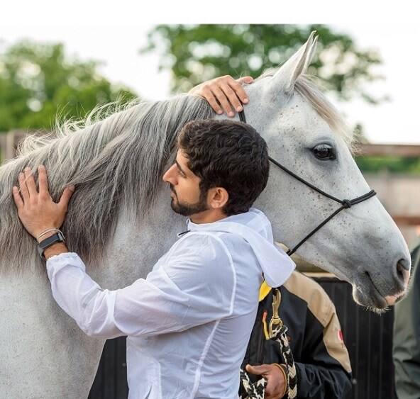 তাঁর পশুপ্রেমের কথাও সর্বজনবিদিত। বেশ কয়েকটি পশুপ্রেমী সংগঠনকে সাহায্য করেন তিনি। 