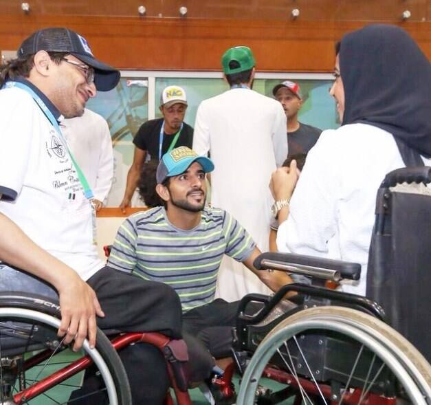 মানুষের সঙ্গে সময় কাটাতে ভালবাসেন। মানুষের চোখে দেখেন দুনিয়াকে। সাহায্যপ্রার্থীকে ফিরিয়ে দেন না কখনও।