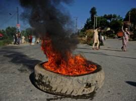 Stone Pelting Mob Attacks Police Station In Kashmir Militants Role Suspected কাশ্মীরে থানায় গ্রেনেড-গুলি, জখম ৬ পুলিশ, কার্ফু ভেঙে পাথর ছোঁড়া বিক্ষোভকারীদের ভিড়ে জঙ্গিরা?