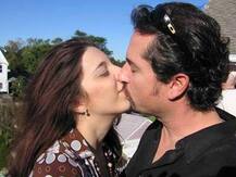 চুম্বন শরীরের পক্ষে ভীষণই উপকারী, এর বিশেষ কিছু গুন দেখব একনজরে