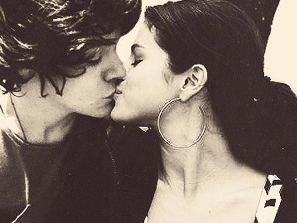  মাথায় যন্ত্রণা বা মাইগ্রেনের মতো ক্রনিক ব্যথার থেকেও মুক্তি দেয় চুম্বন