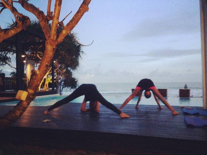 থাইল্যান্ডে যোগও করছেন কন্যা সহ সুস্মিতা