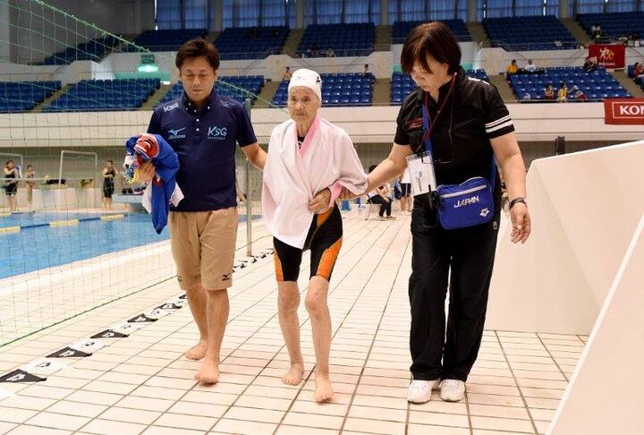 সম্প্রতি জাপানে বয়স্কদের সাঁতার প্রতিযোগিতায় ৪০০ মিটার ফ্রিস্টাইল ইভেন্টে ২৬ মিনিট ১৬.৮১ সেকেন্ড সময় করে দ্বিতীয় হয়েছেন মিয়েকো। ছবি সৌজন্যে এএফপি