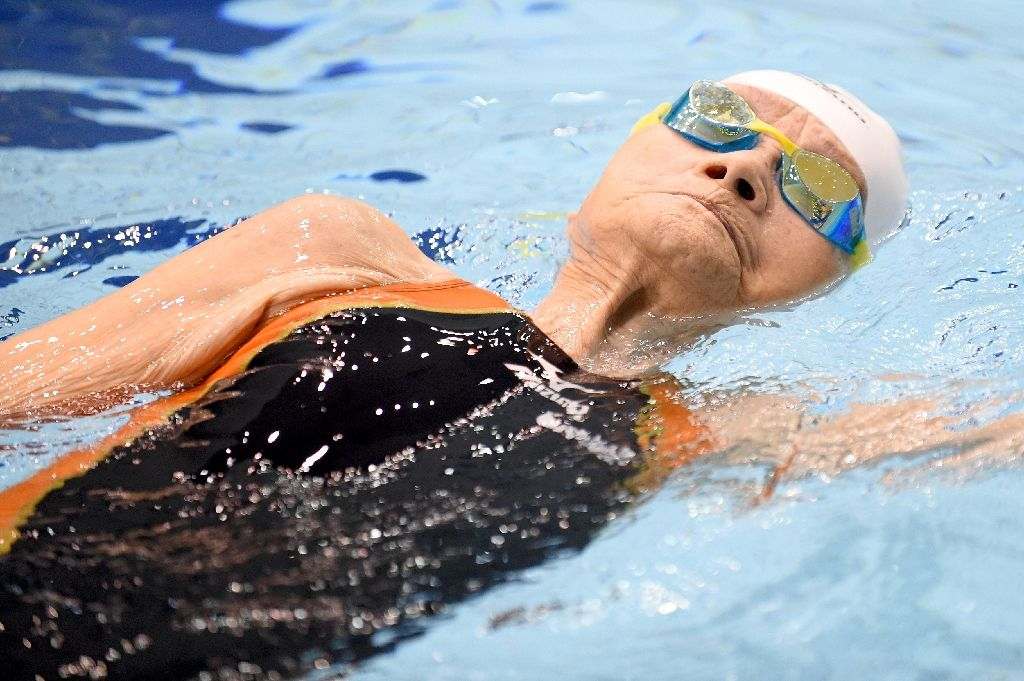 এই বয়সেও সাঁতার কাটার মতো সুস্থ থাকার রহস্য কী? মিয়েকোর জবাব, ভাল করে খাওয়া এবং কাজ করে যাওয়ার জন্যই তিনি সুস্থ আছেন। ১০৫ বছর পর্যন্ত সাঁতার কাটার ইচ্ছা রয়েছে তাঁর। ছবি সৌজন্যে এএফপি