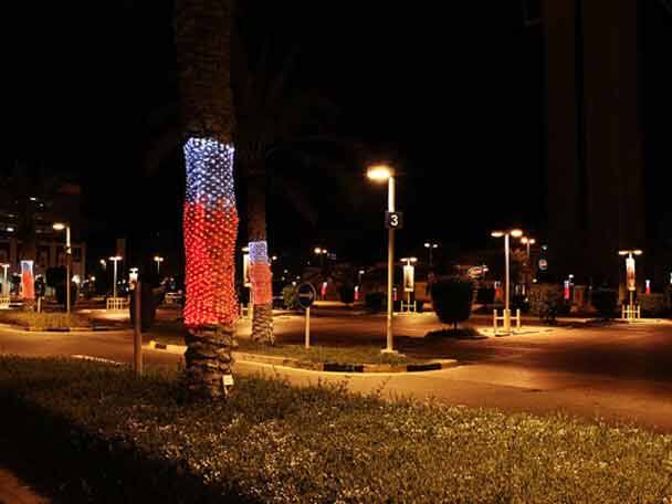 রাতের অন্ধকারে গলিপথ বা অন্ধকার রাস্তা অবশ্যই এড়িয়ে চলুন। অচেনা রাস্তা দিয়ে কখনওই যাবেন না। কোন রাস্তা দিয়ে যাবেন, তা গাড়িতে উঠেই চালককে বলে দিন।