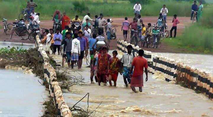 সেতুর ওপর উঠে গেছে জল। এলাহাবাদের চিত্র।