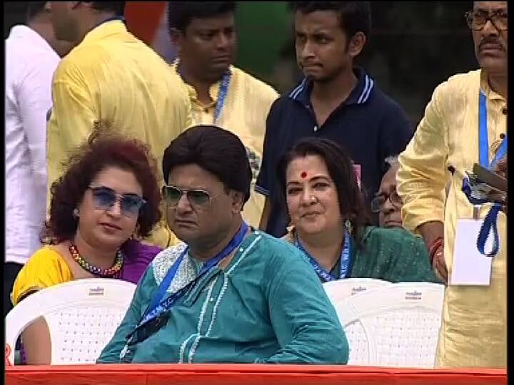 মঞ্চে তারকারা