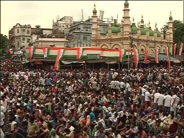 তৃণমূলকর্মীদের পোশাকেও বিভিন্ন রঙের ছোঁয়া। 