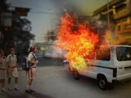 Close Shave For Students As Poolcar Catches Fire In Hooghly ব্যান্ডেলে পড়ুয়াবোঝাই পুলকারে আগুন, কপালজোরে জন্য প্রাণে বাঁচল খুদেরা