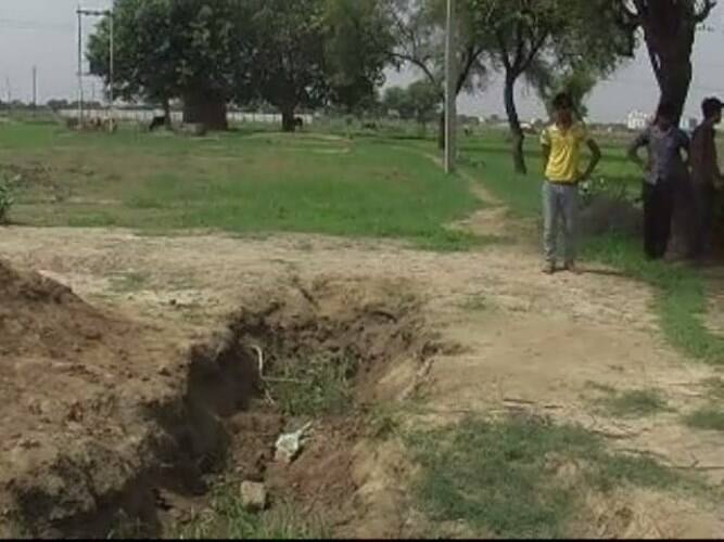 জানা গেছে, ছয় বছরের তনু বাবার সঙ্গে ঘুমিয়ে ছিল। ঘুম ভেঙে তনুকে দেখতে না পেয়ে লোকজনদের ডাকাডাকি করেন তার বাবা। প্রতিবেশীরা ছুটে এসে খোঁজখবর শুরু করেন। (ফটো ও খবর-সৌজন্যে পঙ্কজ গুপ্তা, এবিপি আনন্দ)